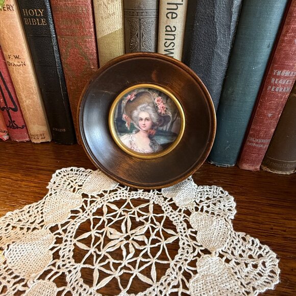 Vintage Round Wood Small Picture of Victorian Lady - Picture 6 of 13